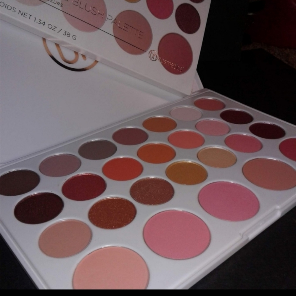 Nouveau Neutrals Shadow and blush set